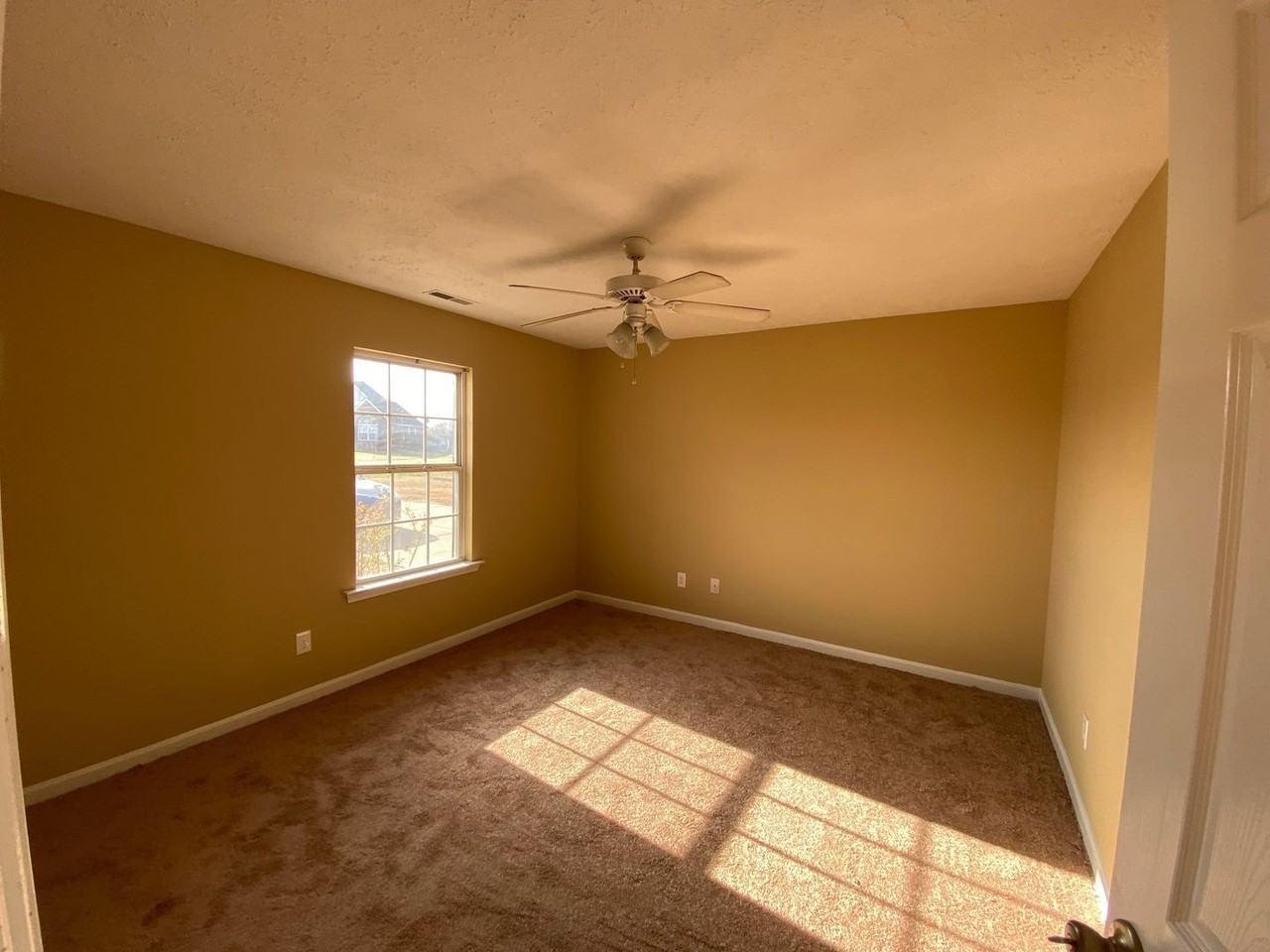 2605 Ridgewood Dr - Photo 4 of 9