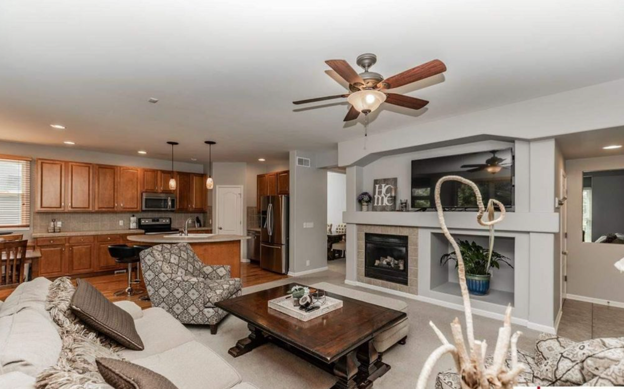 18224 Harney St - Photo 4 of 27