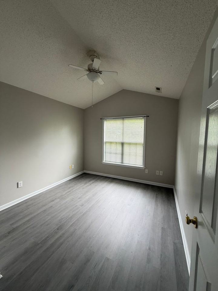 3841 Blue Grass Ct - Photo 4 of 10
