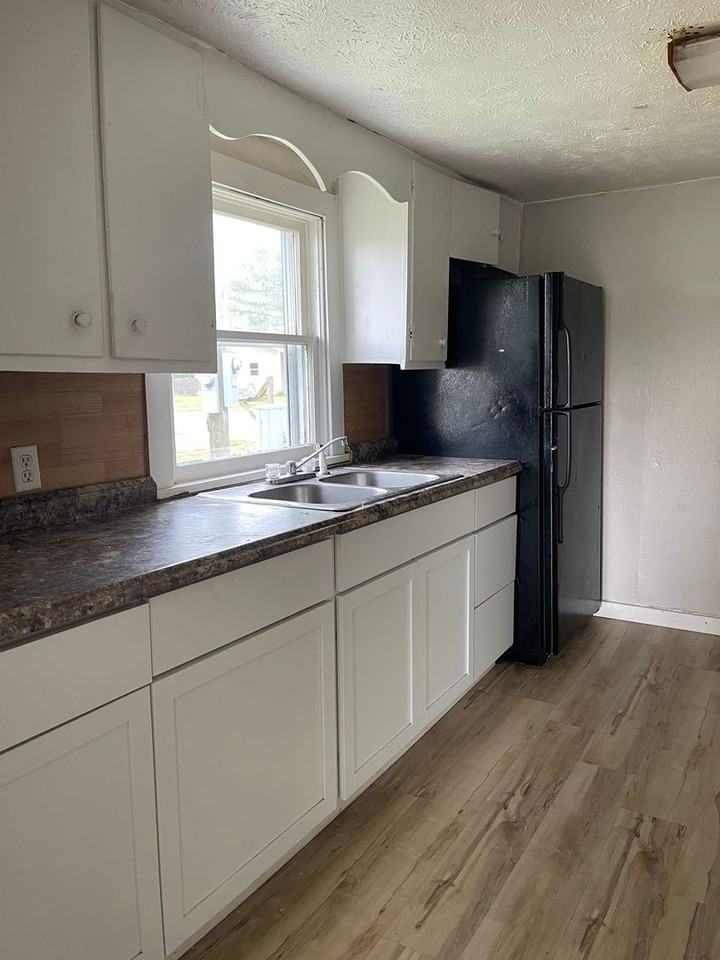 201 N Front St - Photo 2 of 4