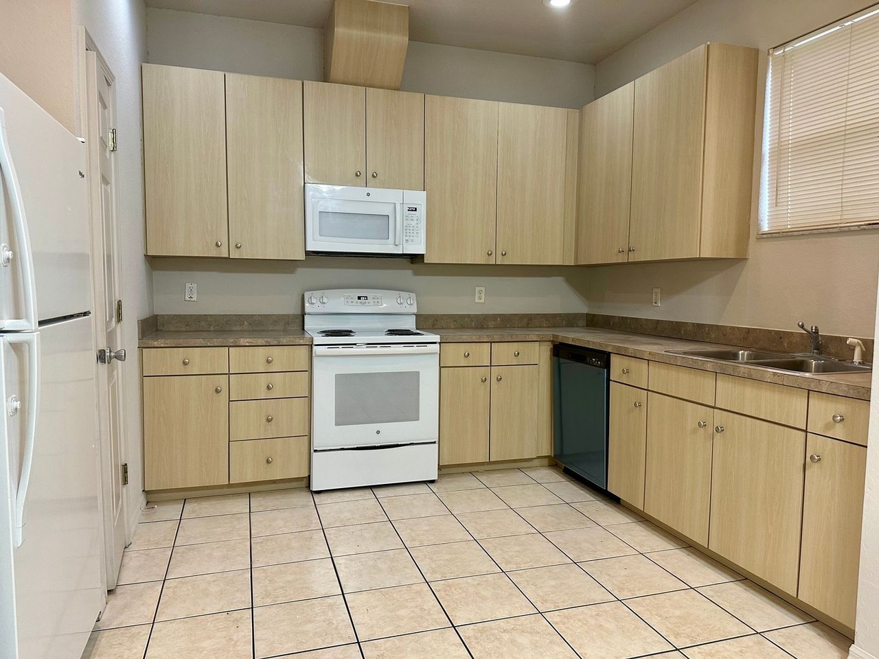 3619 W Reynolds St #1 - Photo 2 of 13