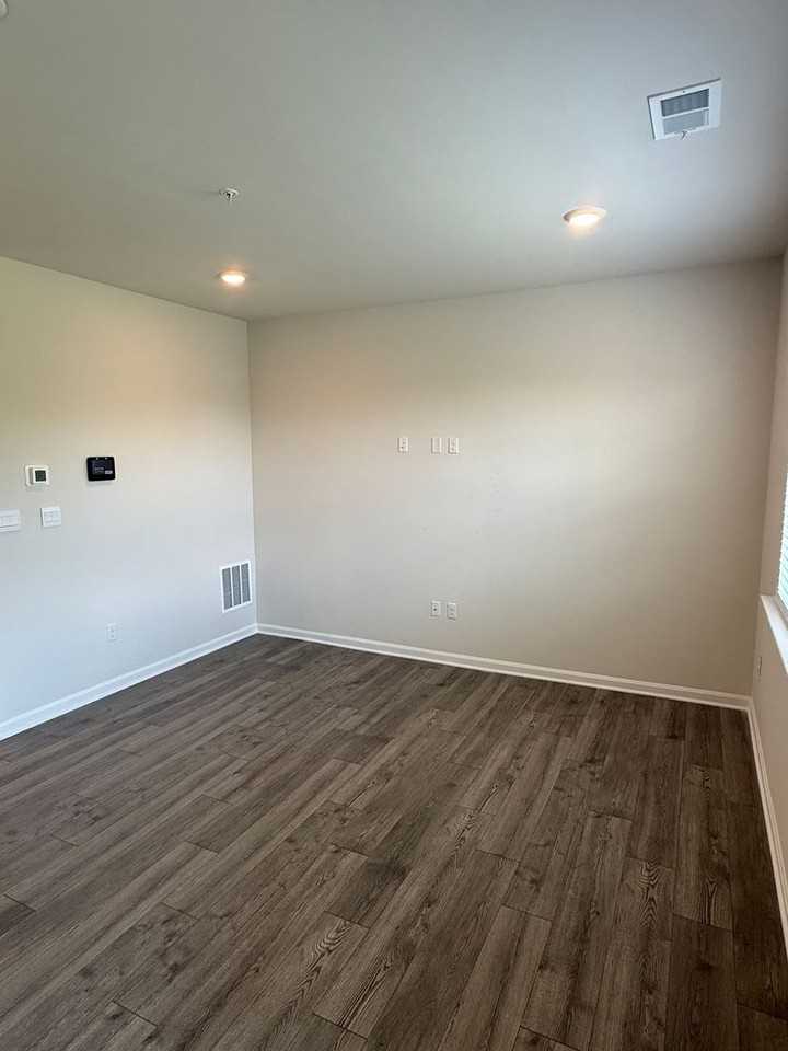 152 Hannock St - Photo 3 of 25