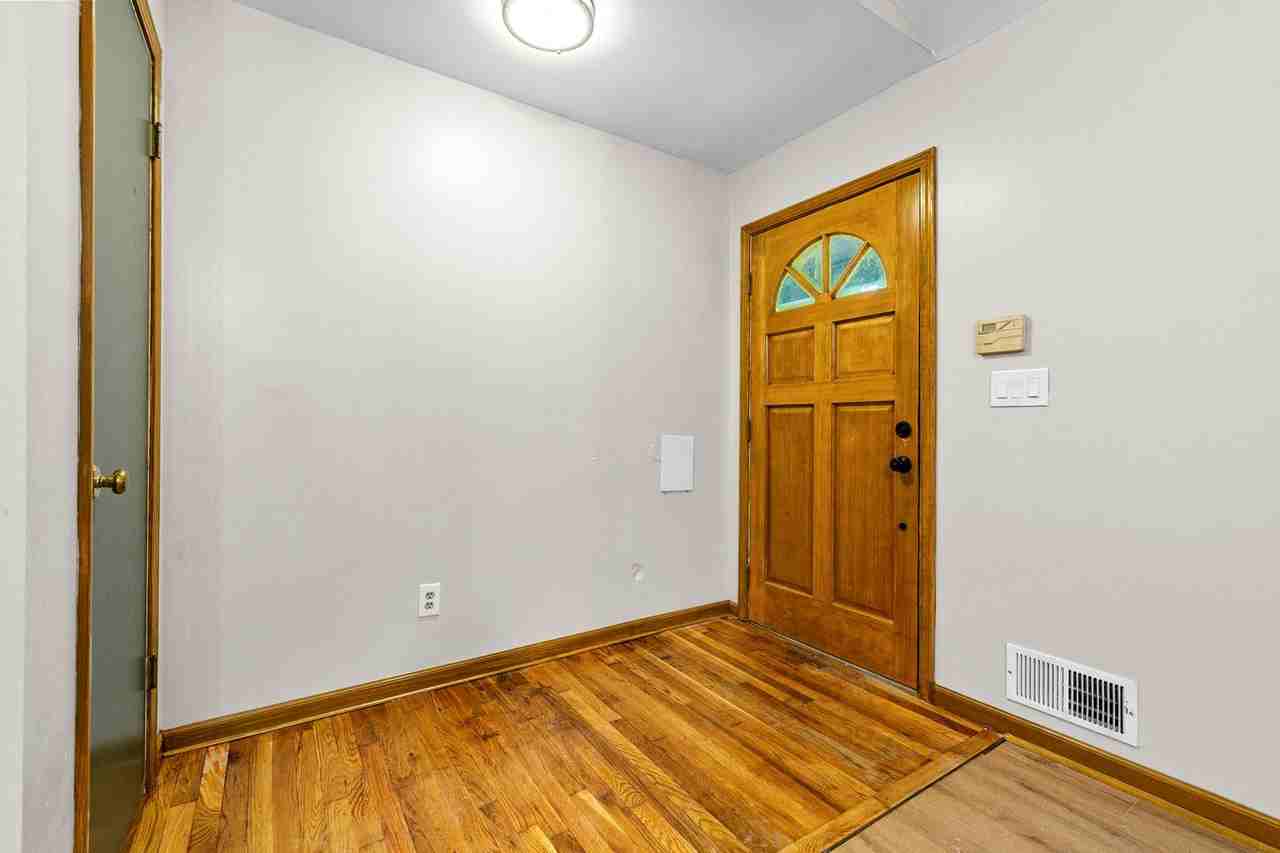 209 Pinewood Ln - Photo 4 of 17