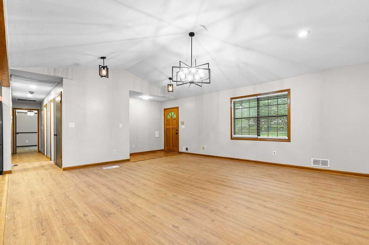 209 Pinewood Ln - Photo 5 of 17