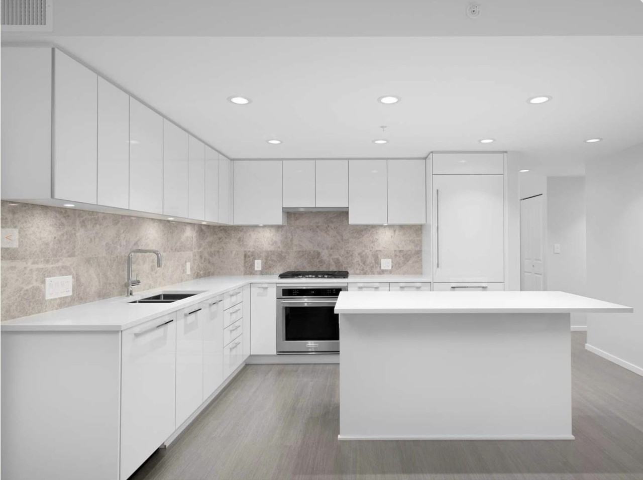 2 Bed/2 Bath Condo(Metrotown/ 5 Minute walk to Royal Oak Skytrain) - Photo 6 of 24