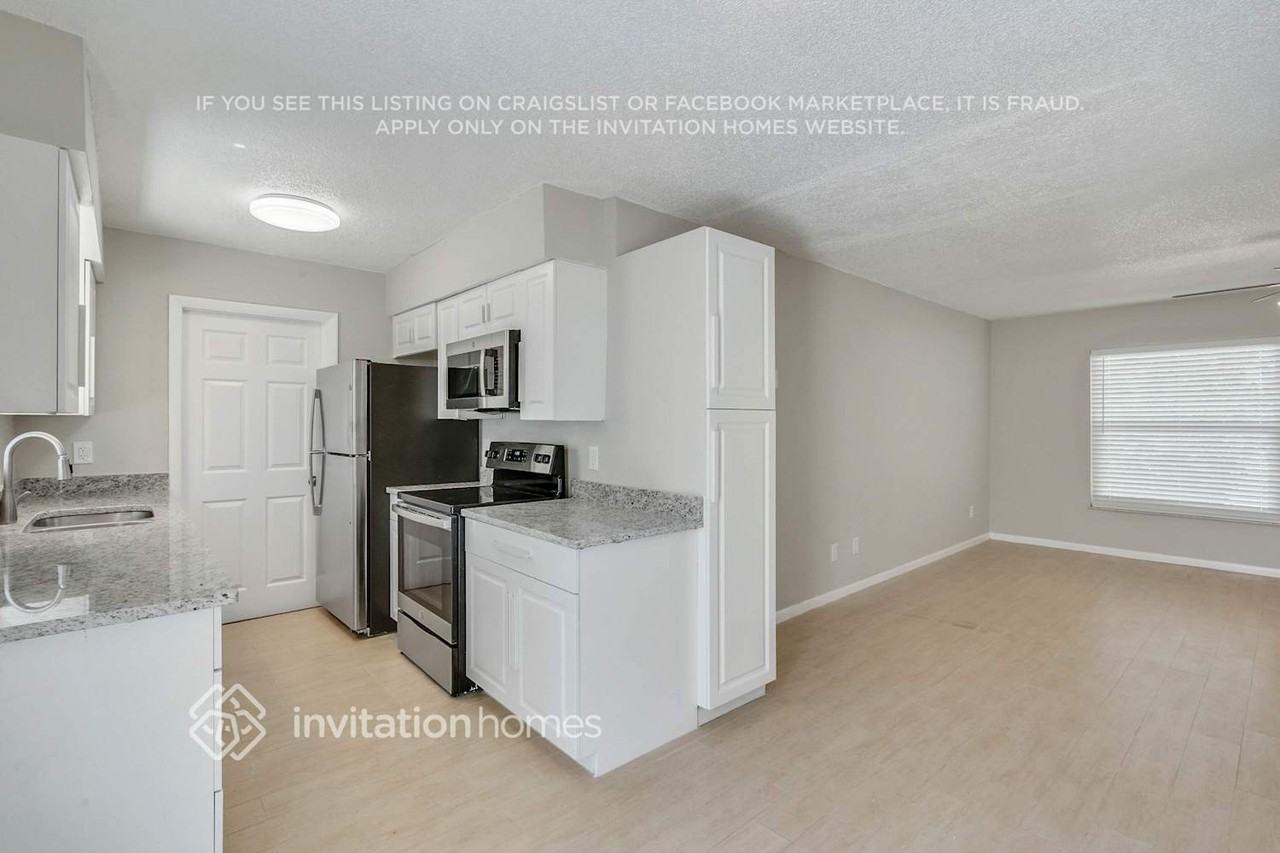 7010 Lake Long Dr - Photo 5 of 25