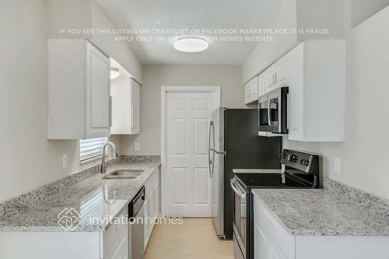 7010 Lake Long Dr - Photo 6 of 25