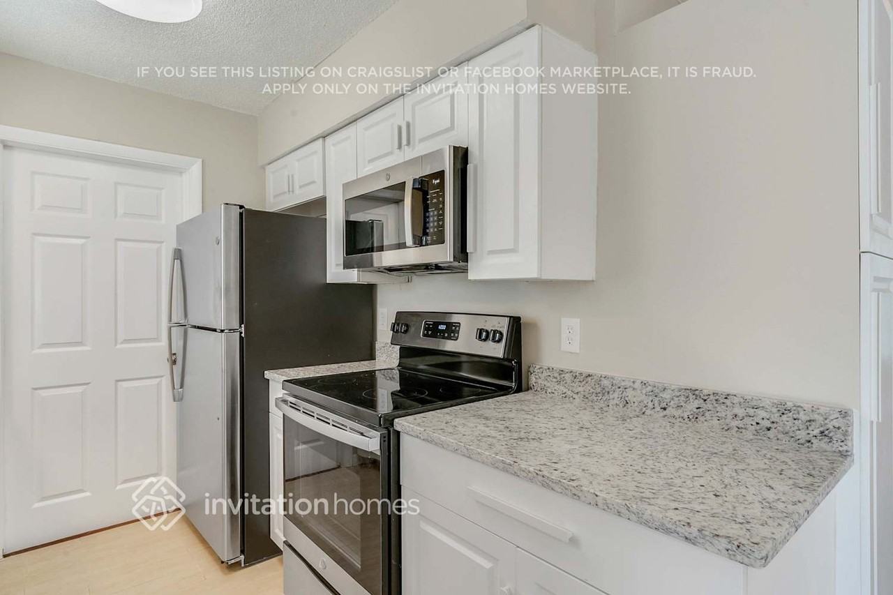 7010 Lake Long Dr - Photo 7 of 25