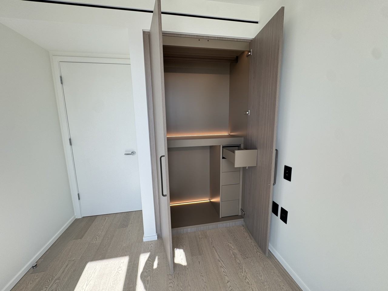 1408 Robson Street #1102 - Photo 6 of 20