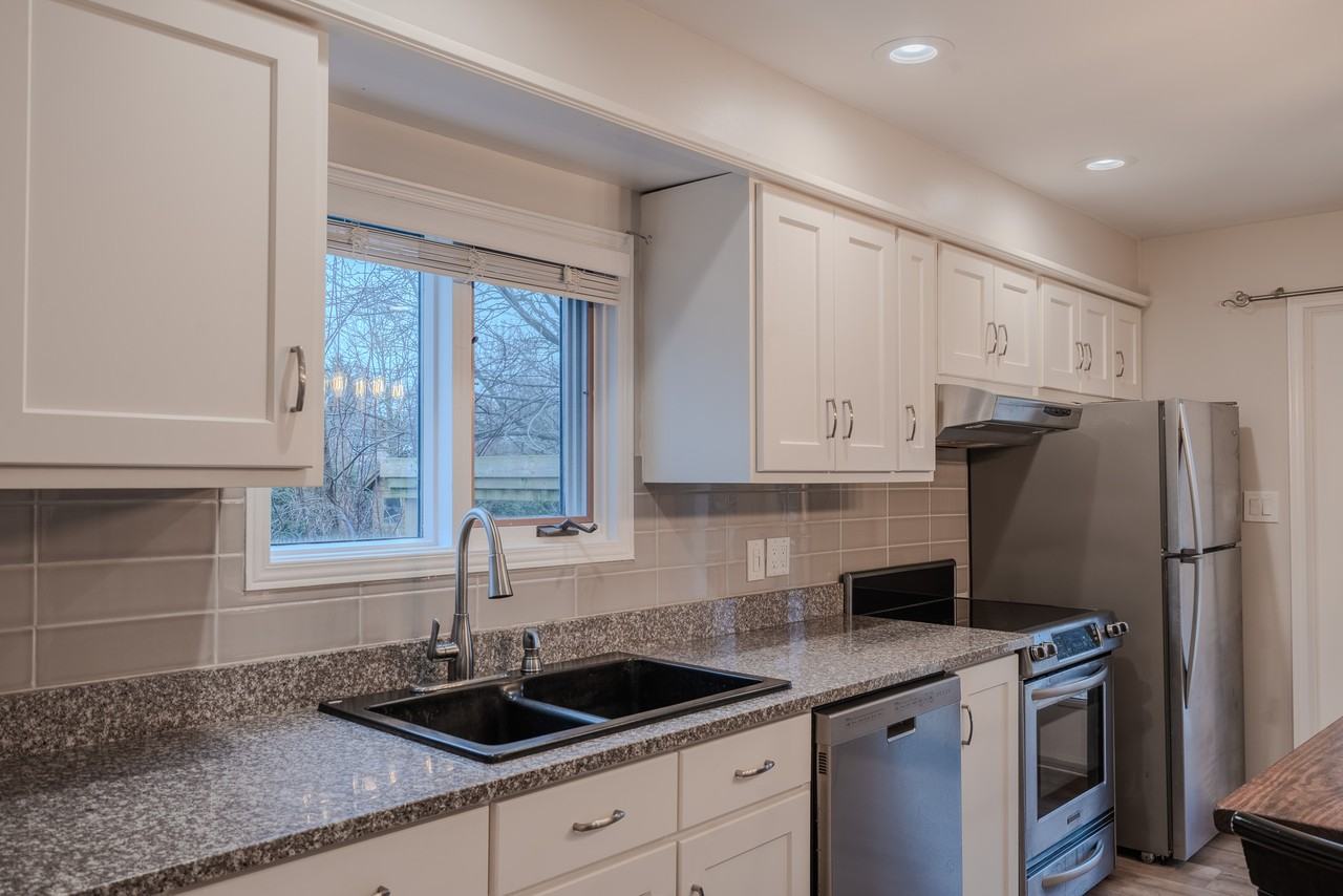 3251 Devonshire Rd - Photo 6 of 31
