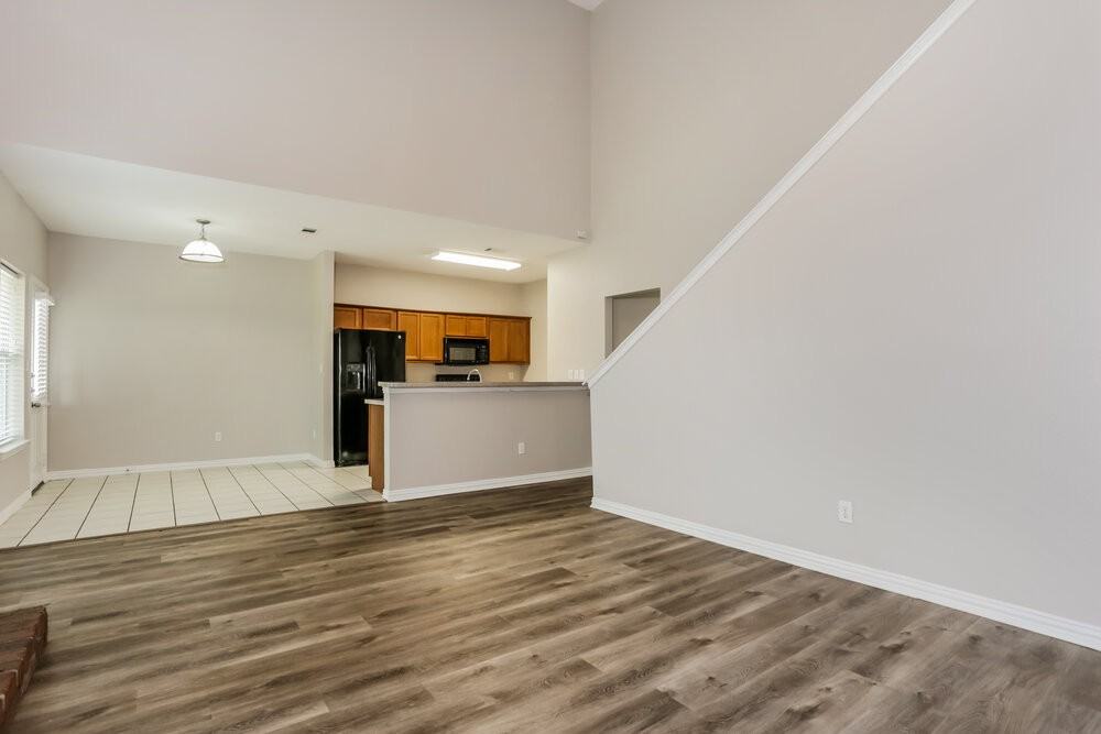 2407 Creekwood St - Photo 4 of 17