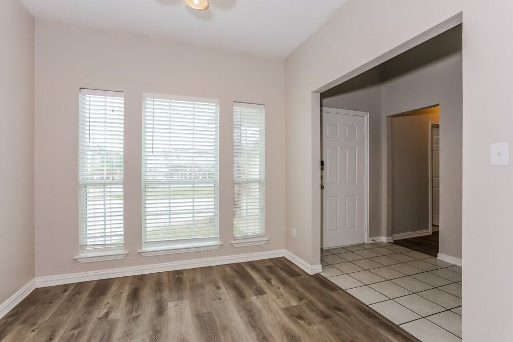 2407 Creekwood St - Photo 6 of 17