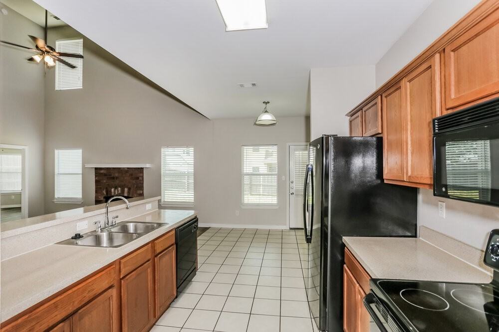 2407 Creekwood St - Photo 7 of 17