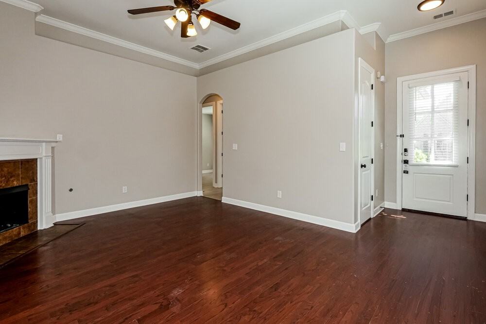 1941 Rochelle Ln - Photo 4 of 16