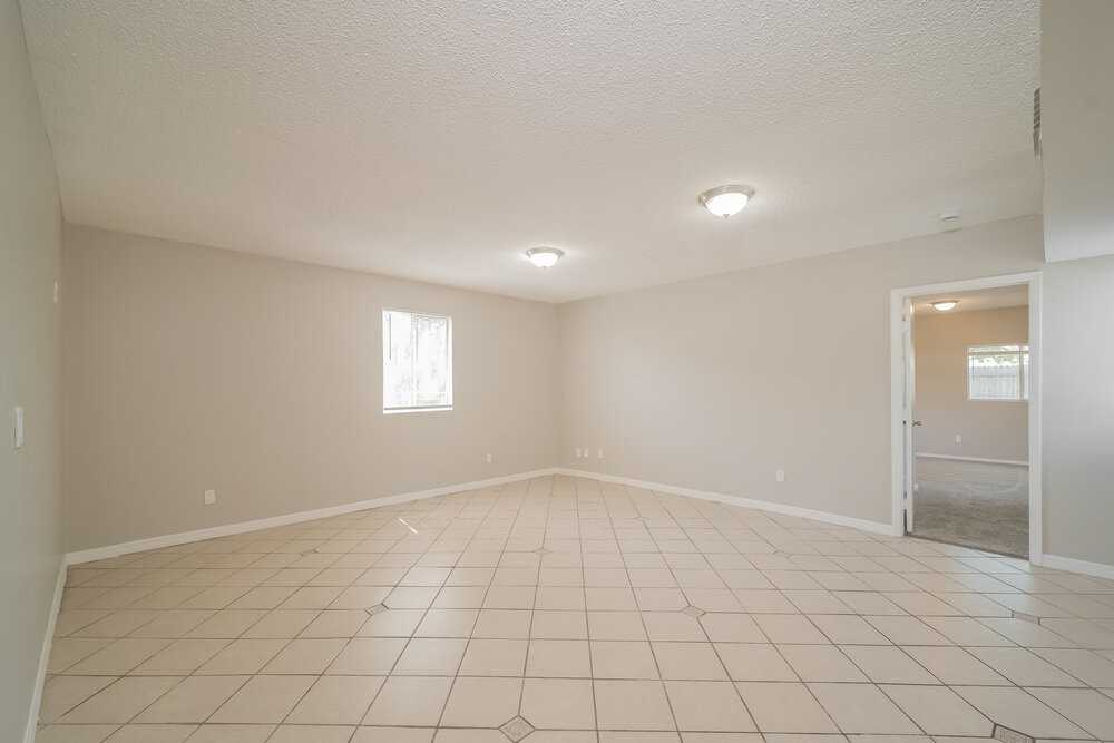 1322 Se 12th St - Photo 3 of 16