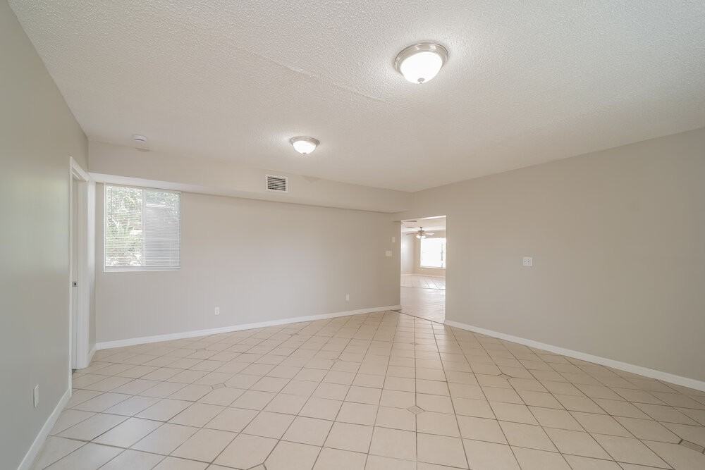 1322 Se 12th St - Photo 4 of 16