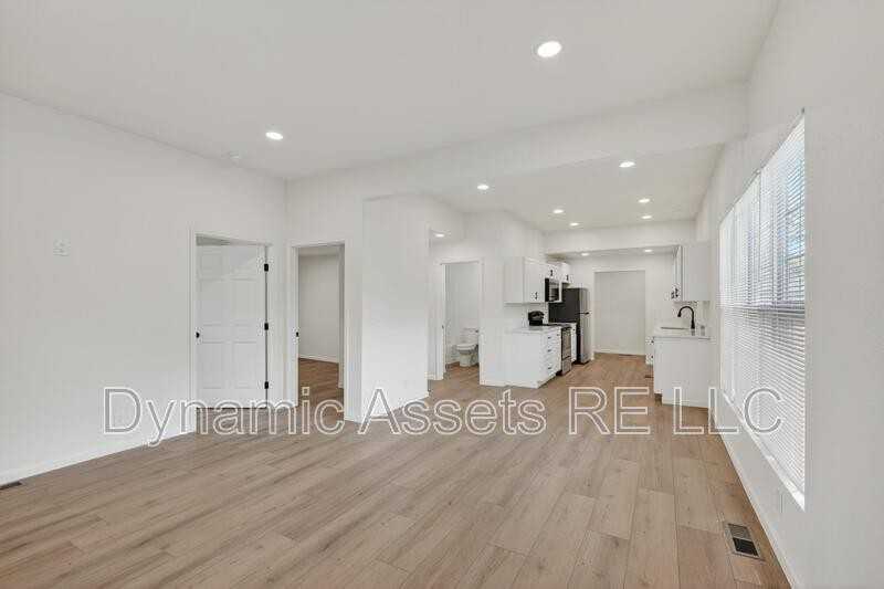 542 E 23rd St - Photo 2 of 28