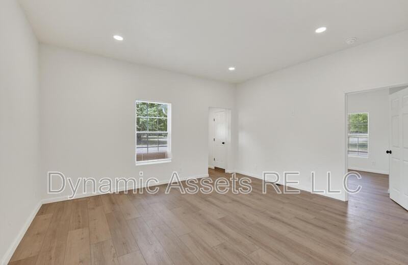 542 E 23rd St - Photo 3 of 28