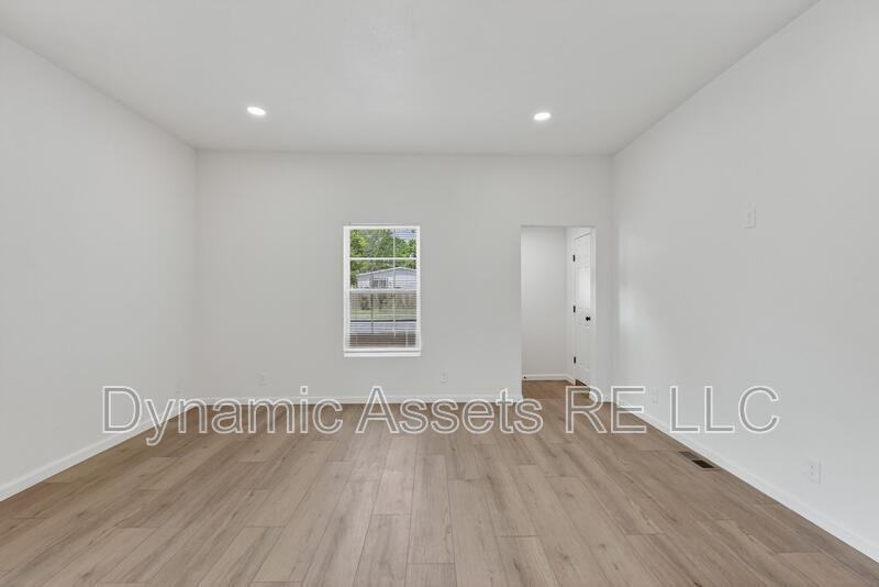 542 E 23rd St - Photo 4 of 28