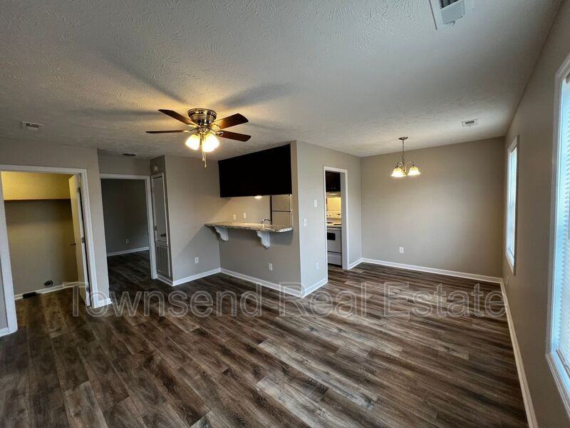1425 Ireland Dr Apt B - Photo 2 of 13