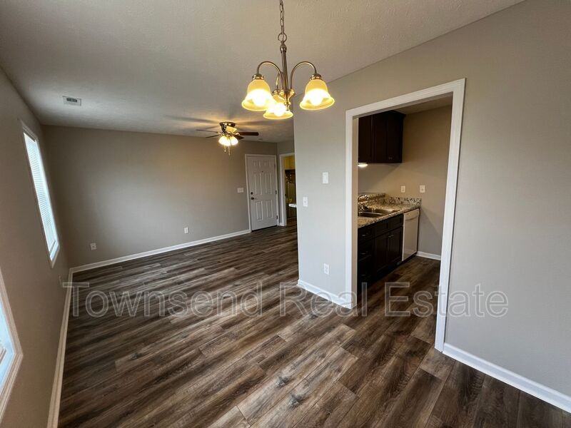 1425 Ireland Dr Apt B - Photo 3 of 13