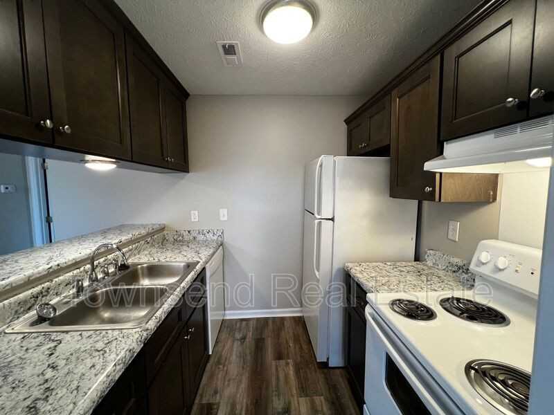 1425 Ireland Dr Apt B - Photo 5 of 13