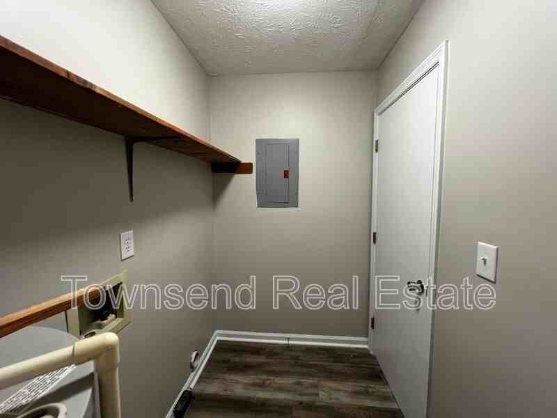 1425 Ireland Dr Apt B - Photo 7 of 13