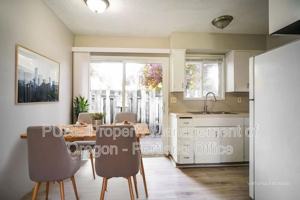 featured image of 1049 Se Walnut St #11