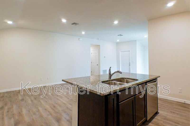 227 Rogers St - Photo 4 of 16