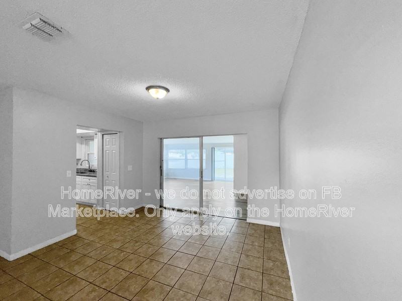 1101 Oakwood Ln - Photo 3 of 21
