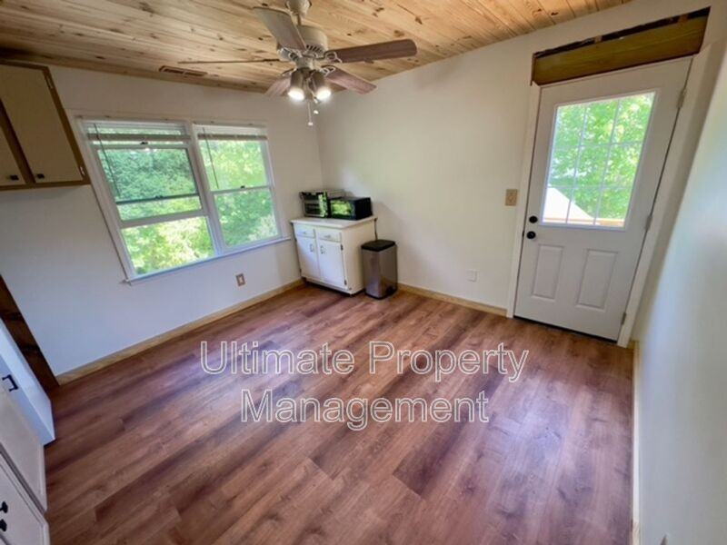 129 Darby St - Photo 4 of 17