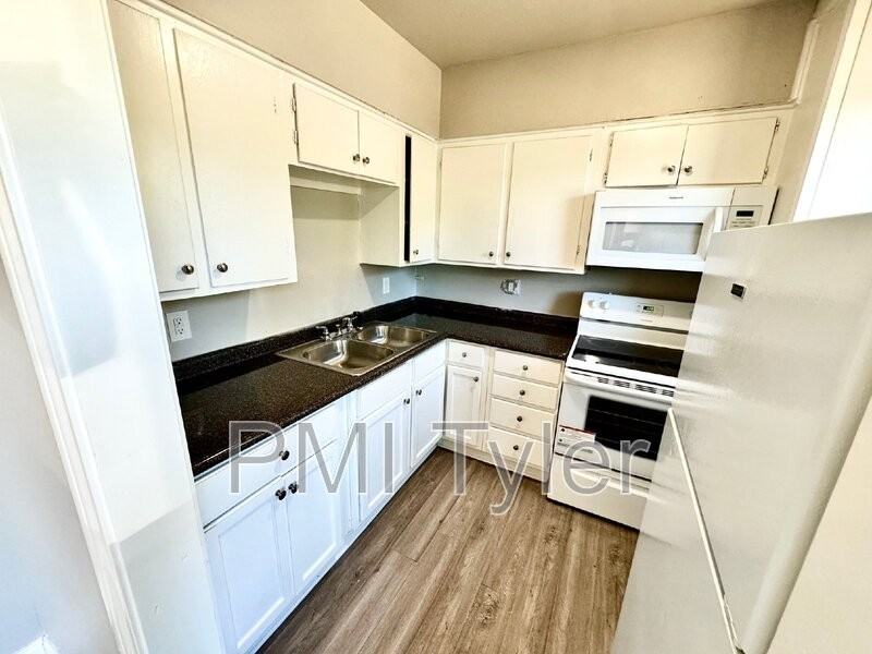 1816 W Oakwood St - Photo 2 of 14