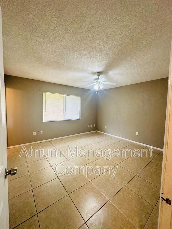 421 S Hawthorn Cir - Photo 4 of 13