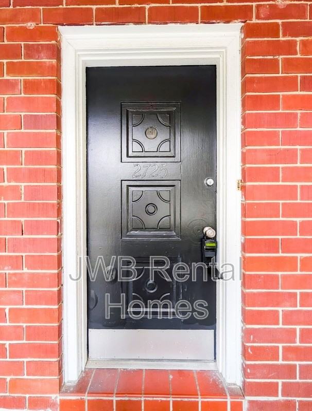2725 Herschel St - Photo 2 of 17