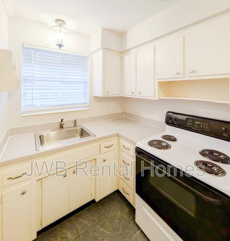 2725 Herschel St - Photo 4 of 17