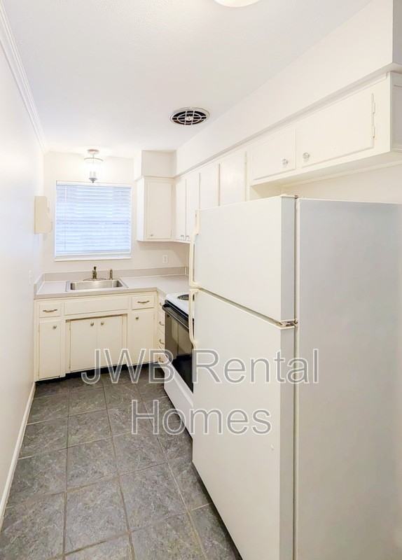 2725 Herschel St - Photo 5 of 17
