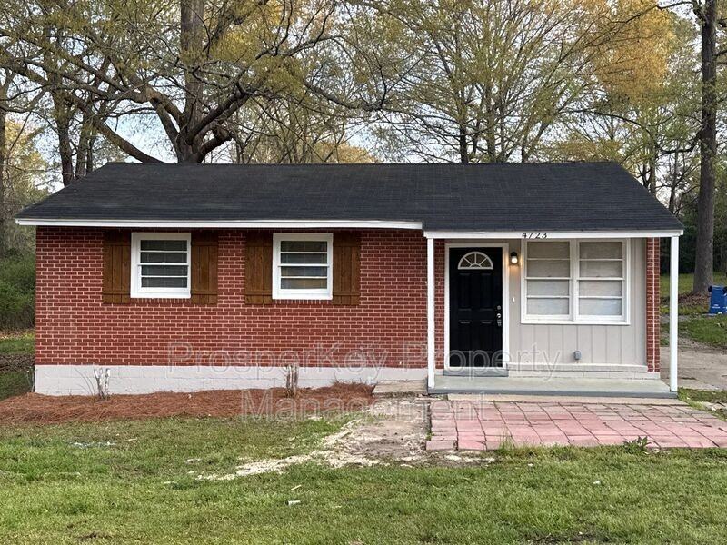 4723 Harbin St - Photo 4 of 16