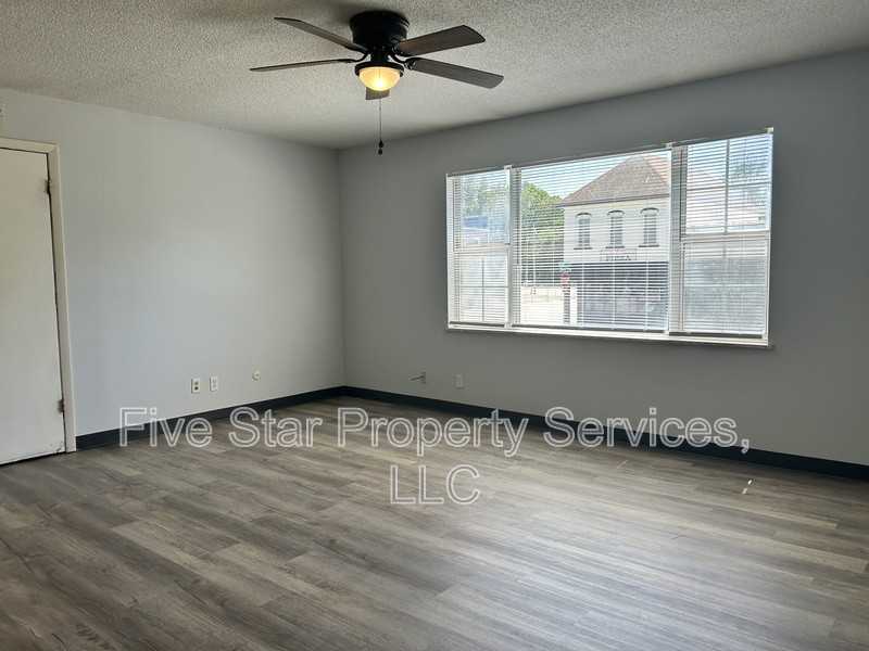 201 W Allen St #211 - Photo 2 of 11