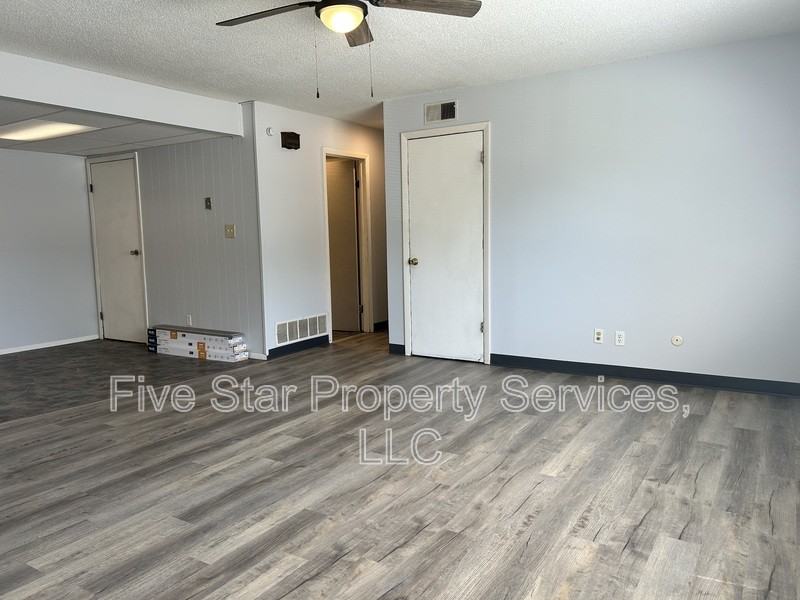 201 W Allen St #211 - Photo 3 of 11