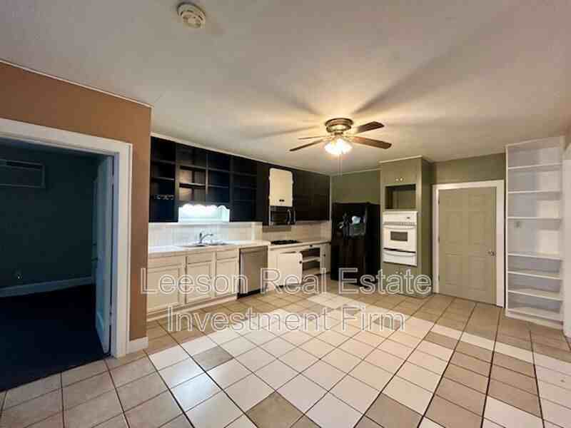 1101 College St - Photo 2 of 11