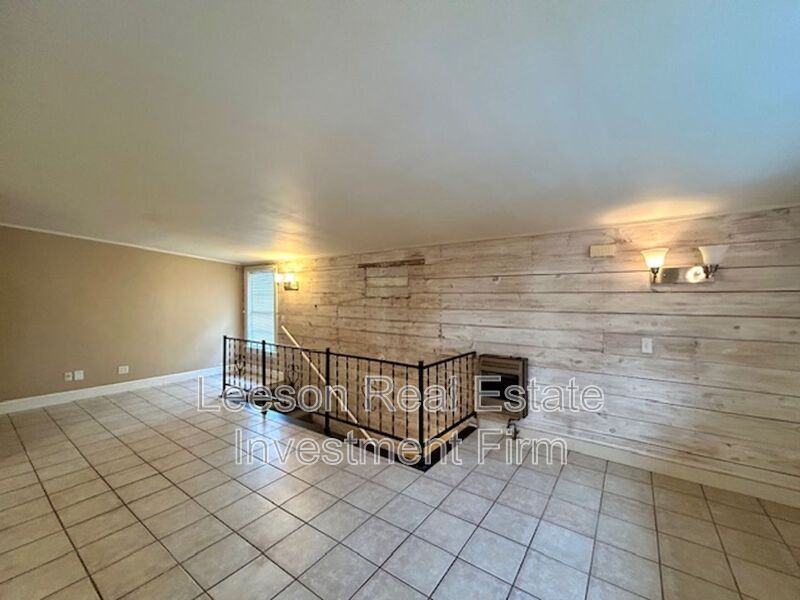 1101 College St - Photo 3 of 11