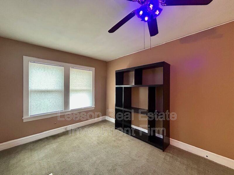 1101 College St - Photo 5 of 11