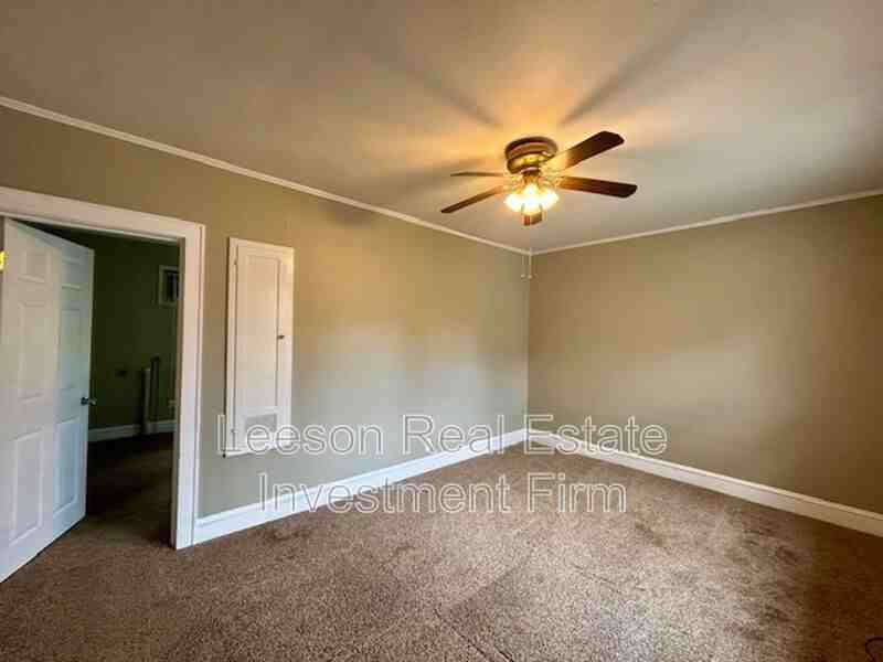 1101 College St - Photo 6 of 11