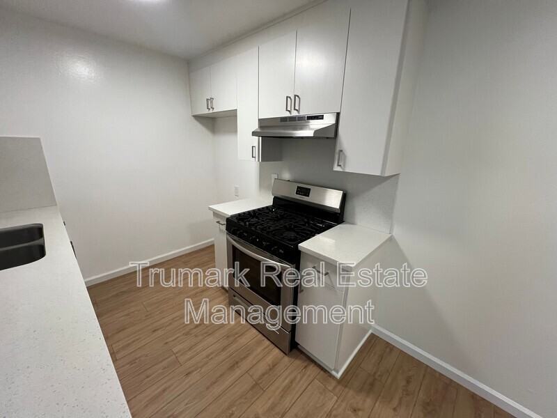 2713 Montrose Ave #4 - Photo 2 of 17