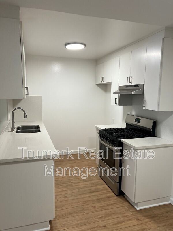 2713 Montrose Ave #4 - Photo 3 of 17