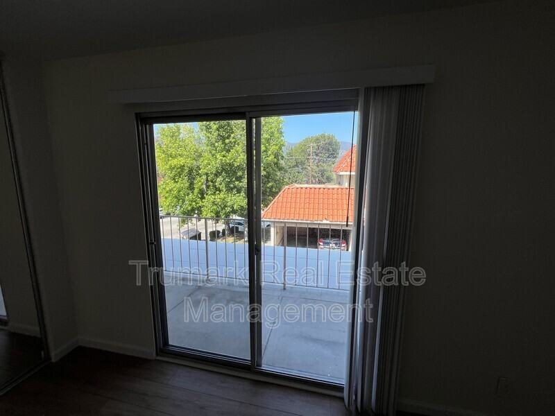2713 Montrose Ave #4 - Photo 6 of 17