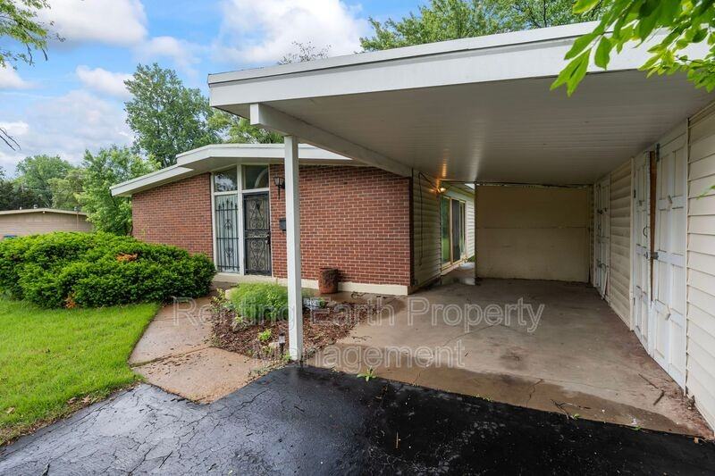 6452 Evergreen Blvd - Photo 7 of 34