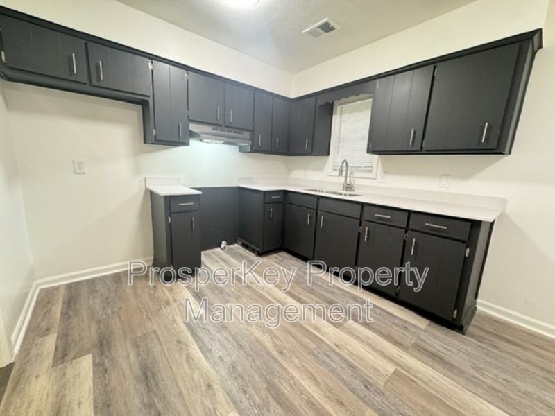 5038 Wellborn Dr - Photo 5 of 9
