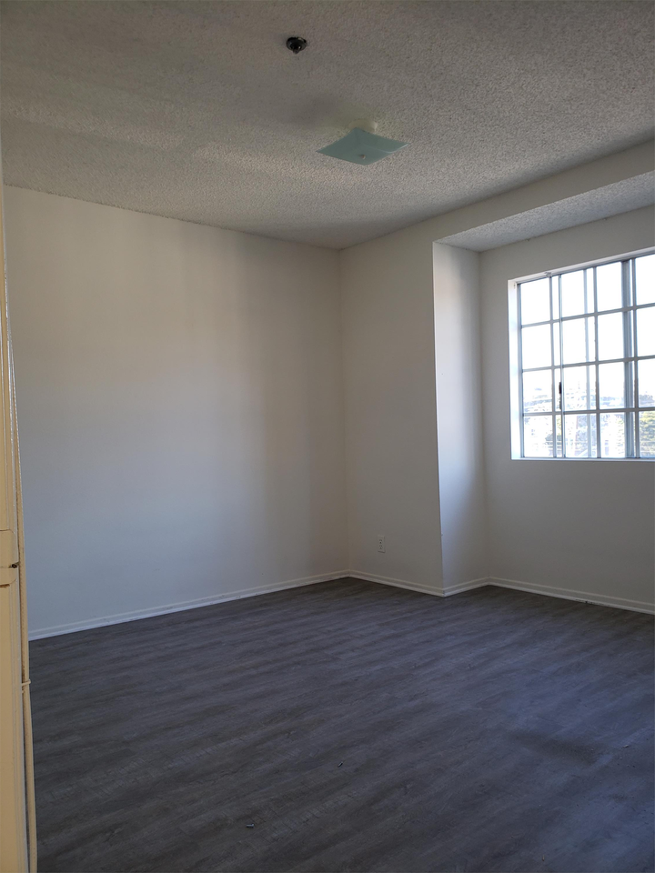 1586 Yosemite Dr. - Photo 4 of 11