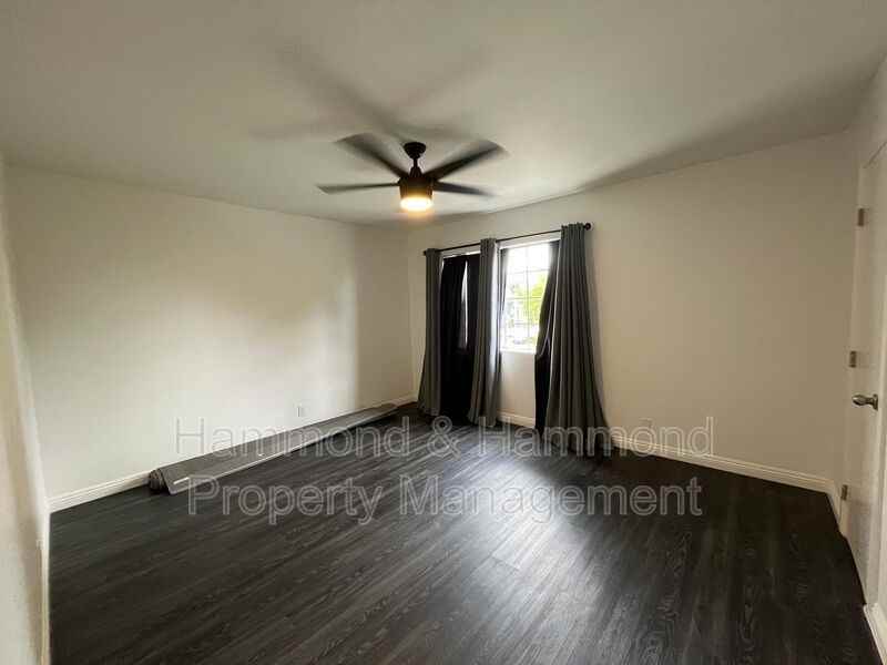 20930 Parthenia St #201 - Photo 5 of 8